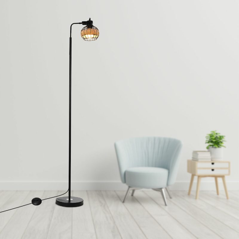 Dizajnová Podlahová Lampa S Dutou Ratanovou Klietkou V Modernom A Rustikálnom Štýle Obývacej Izby Spálňa