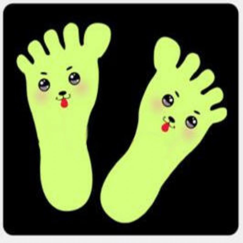 1 Pár Cute Cartoon Little Feet Fluorescenčné Samolepky Na Stenu Kreatívna Diy Svietiaca Páska Na Schodisko