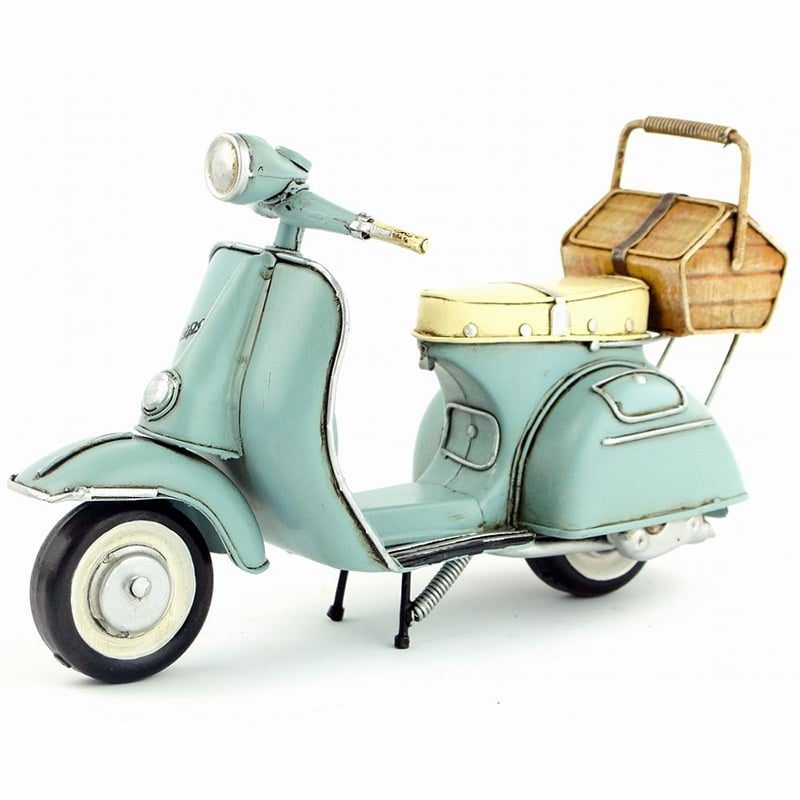 Motocykel Vespa Ručne Vyrobený Z Pocínovaného Plechu Strednej Mierky Z Roku 1965. Model