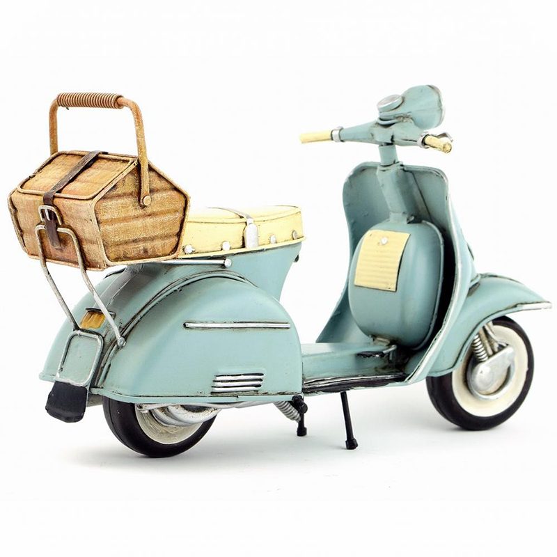 Motocykel Vespa Ručne Vyrobený Z Pocínovaného Plechu Strednej Mierky Z Roku 1965. Model