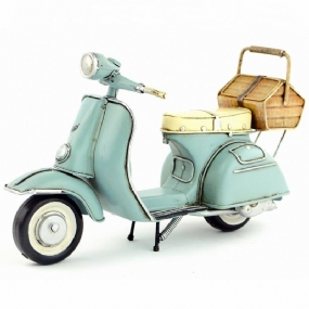 Motocykel Vespa Ručne Vyrobený Z Pocínovaného Plechu Strednej Mierky Z Roku 1965. Model